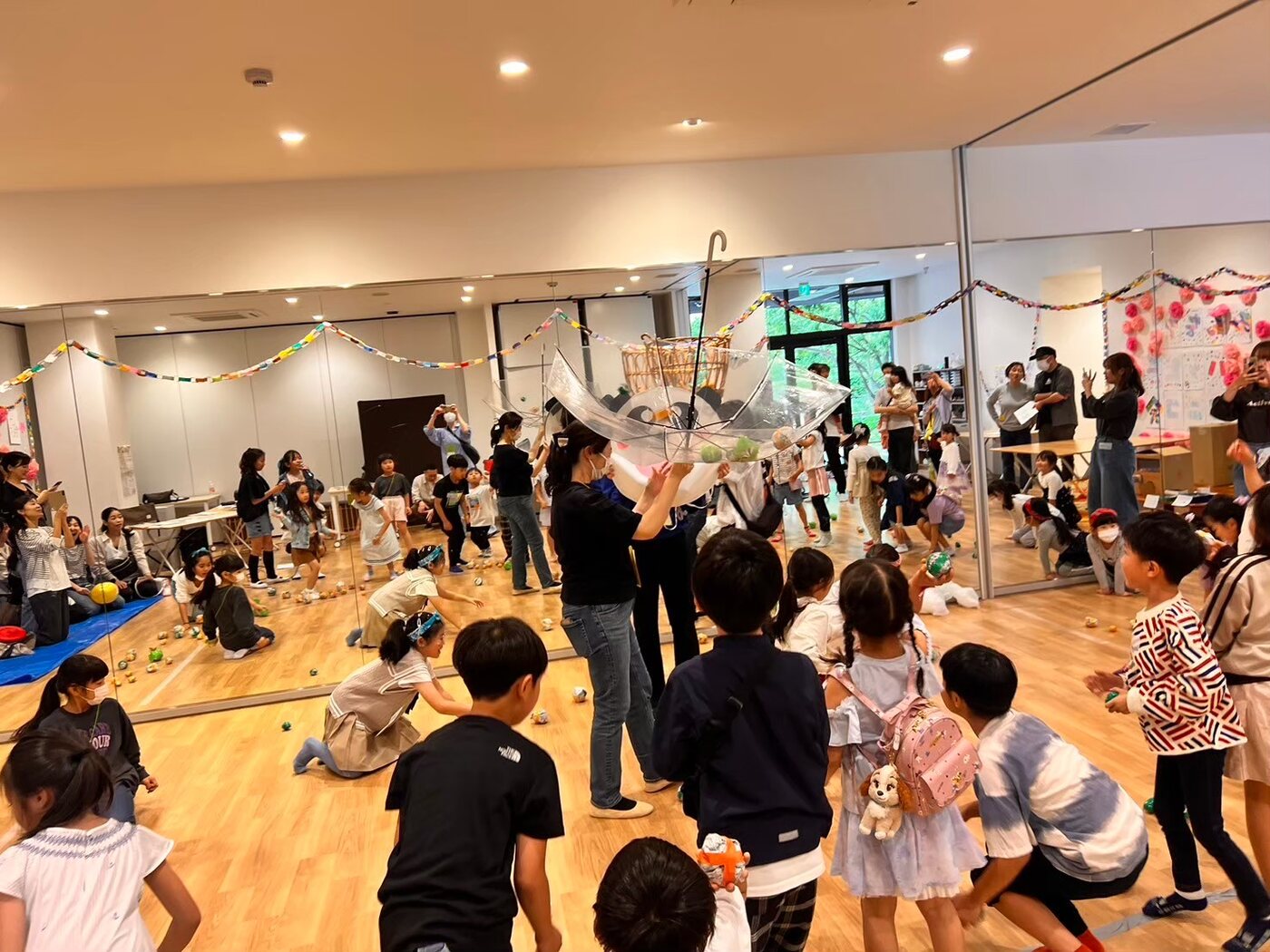 会場いっぱいに集まった子どもたちがイベントを楽しむ様子