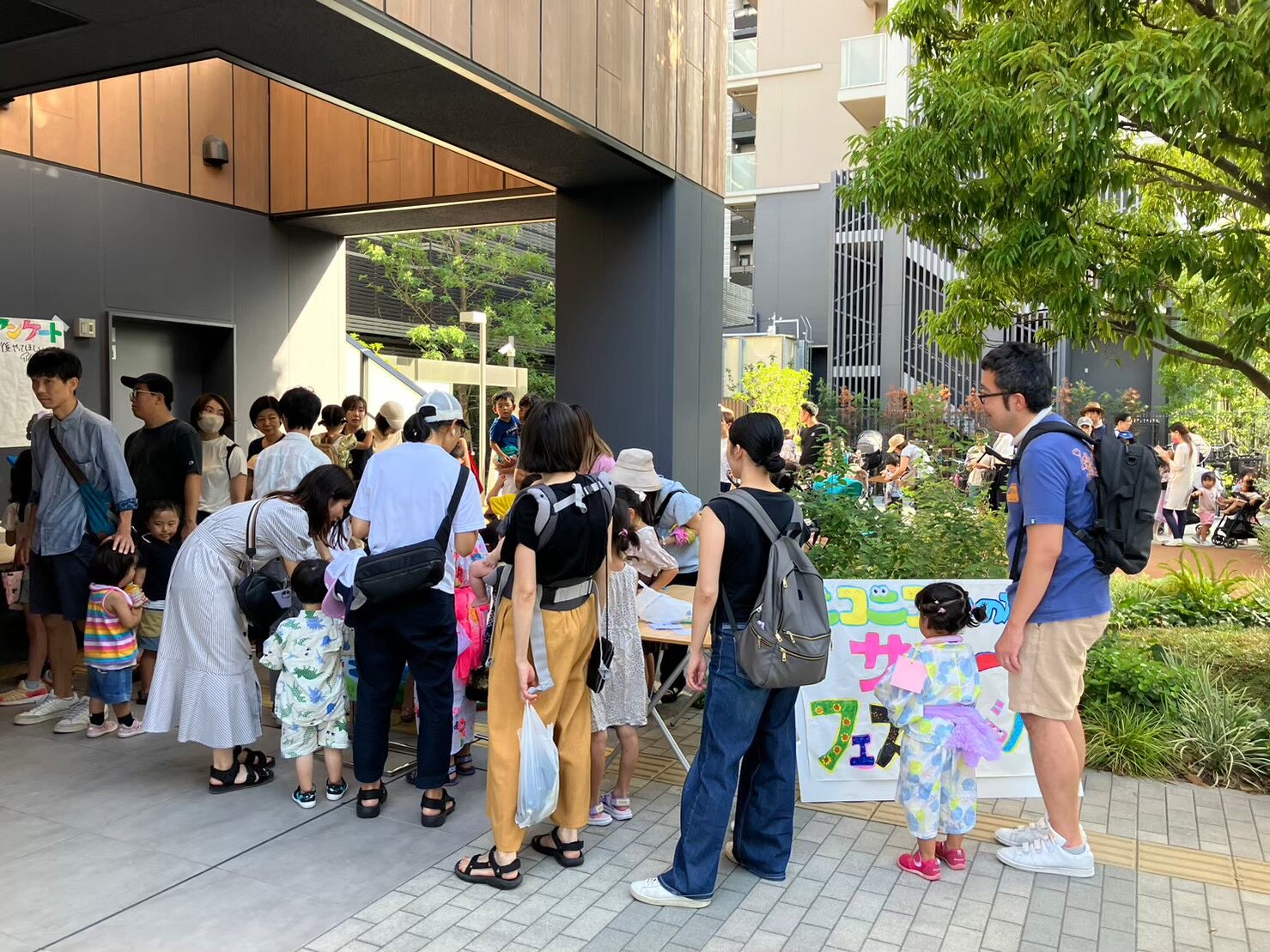 地域イベントに子どもと大人が集まっている様子