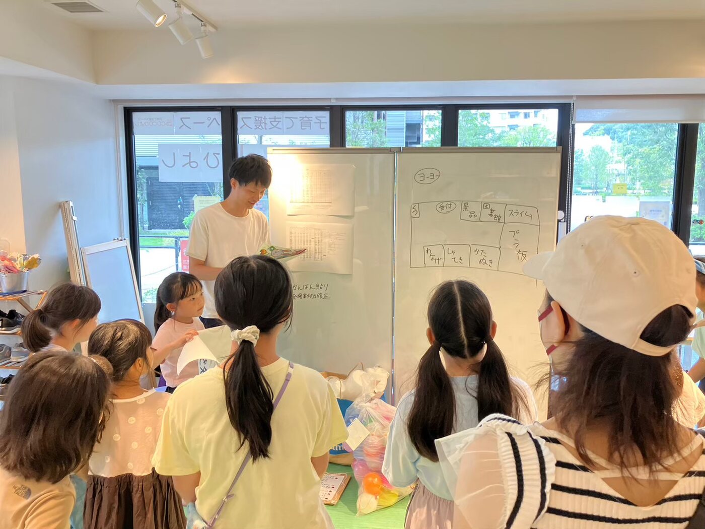 子どもたちがホワイトボードを見ながら一緒に考えている様子