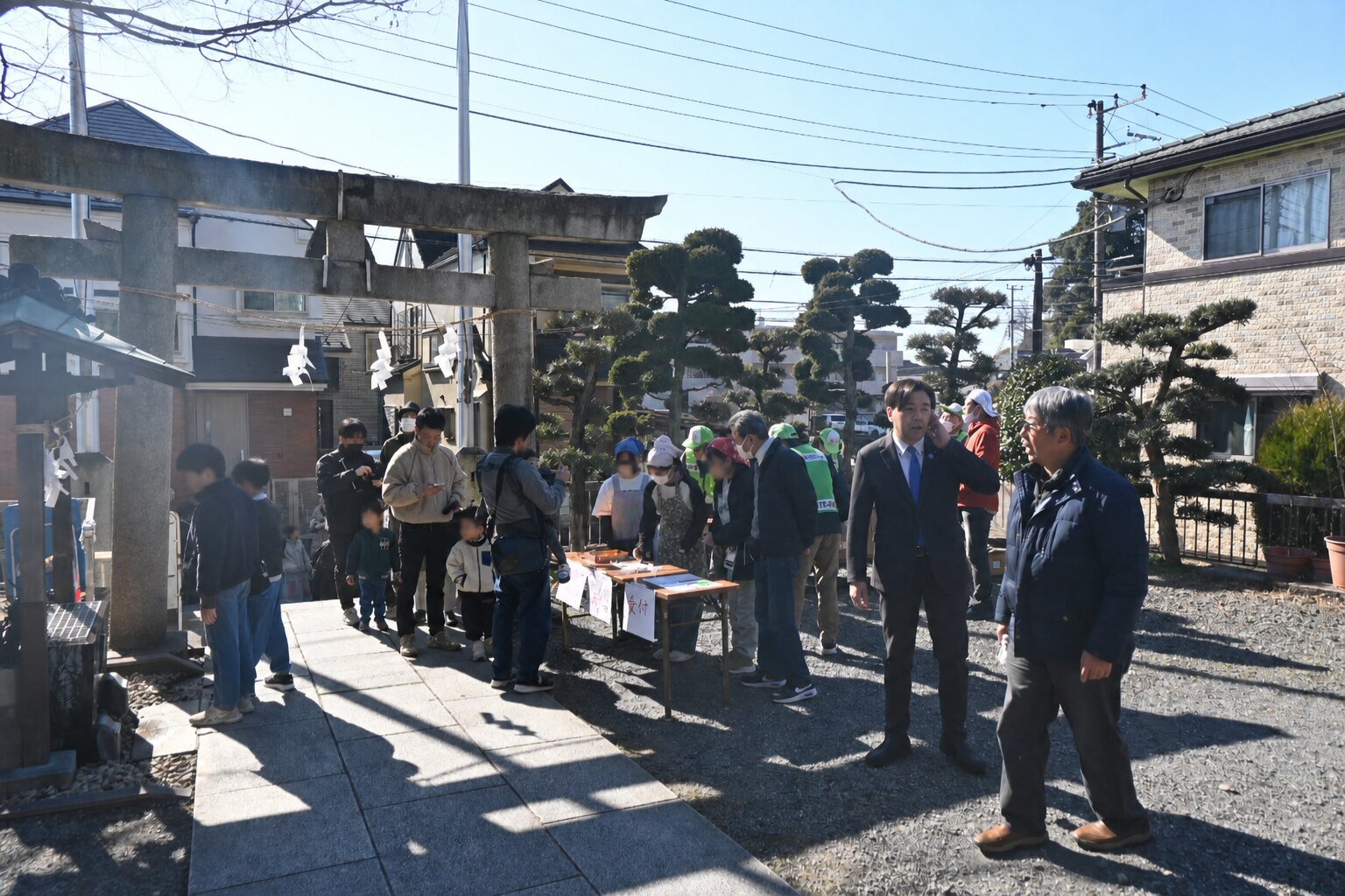 地域の大人と子どもたちが神社の境内に集う様子