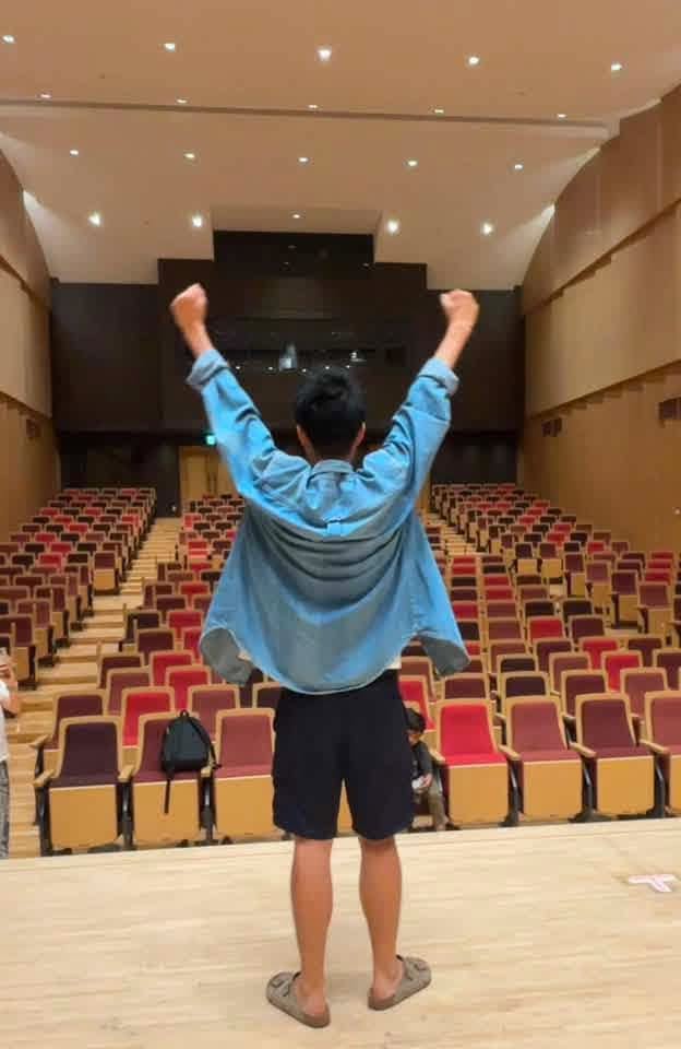 講演会会場のステージに立つ宇野雅紀